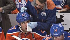 Milan Lucic (27) z Edmontonu je oetován po zásahu hokejkou do nosu.