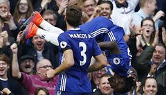 Victor Moses a Marco Alonso slaví tetí gól Chelsea do sít Leicesteru.