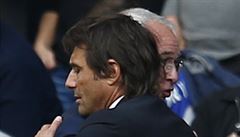 manaer Leicesteru Claudio Ranieri objímá svého protjka Antonia Conteho z...