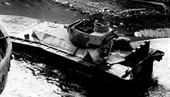 LVT 4 na japonské plái Iwodima v roce 1945.