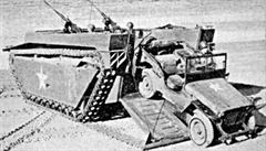 Dva symboly druhé svtové války. Transportér LVT vykládající Jeep Willys.