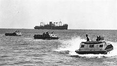 Transportér LVT 1 pibliující se k pobeí ostrova Guadalcanal.