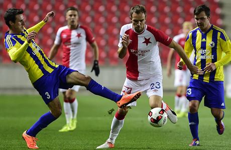 MOL Cupu SK Slavia Praha - FK Litomicko. Zleva Marek Faust z Litomicka a...
