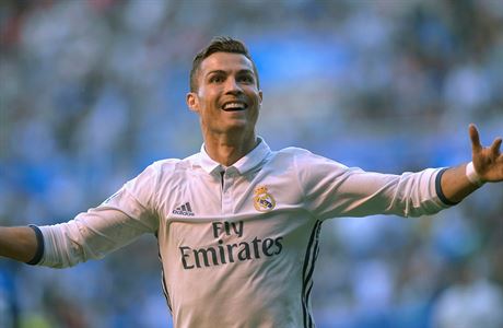 Cristiano Ronaldo se raduje z gólu, ob jeho branky vak v prodlouení padly z ofsajdu.