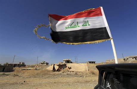 Irck vlajka pi bojch o vesnice kolem msta Mosul