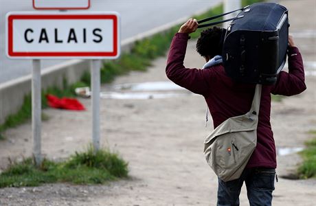 Migrant pijídjící do dungle francouzského Calais