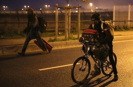 Migranti jsou nuceni opustit migrantsk tbor v Calais