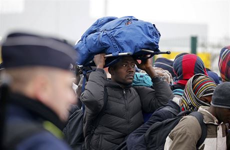 Migranti v Calais (ilustraní snímek)