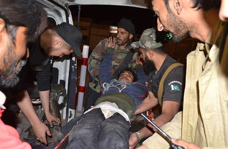 Pákistántí dobrovolníci a vojáci se snaí dopravit zranného do nemocnice