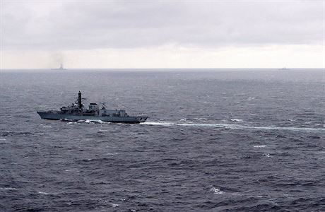 HMS Richmond a HMS Duncan monitoruj ruskou lo Admiral Kuzncov.