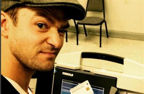 Justin Timberlake vyfotil sám sebe u volební urny v rodném stát Tennessee.