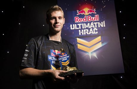 Jií kuthan s cenou pro vítze Red Bull Ultimátního hráe.