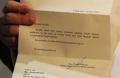 Ministr kultury Daniel Herman ukazuje dopis, kter obdrel v lt od kancle...
