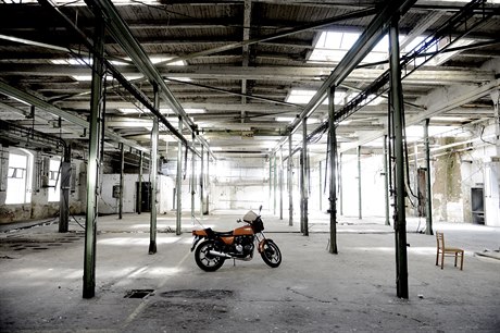Holeovická Továrna zahájí provoz výstavou custom motocykl
