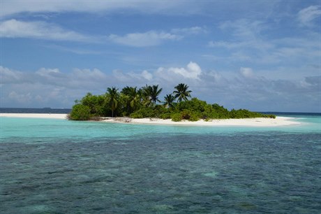 Maledivy tvoí spousta atol