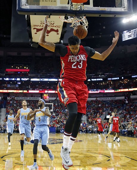 Anthony Davis (23) dává dva ze svých padesáti bod.