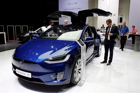 Model Tesla X v Paíi.