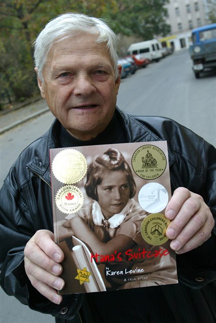 Jiří Brady s knihou o své malé sestře, která zemřela v Osvětimi.