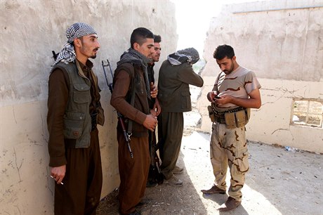 Kurdští bojovníci při bojích o město Kirkúk