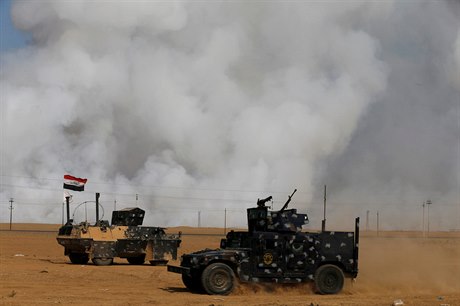 Irátí vojáci pi bojích o vesnice kolem msta Mosul