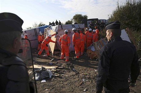 Francouzské úady k demolici a evakuaci tábora nasadily více ne 1250 policist.