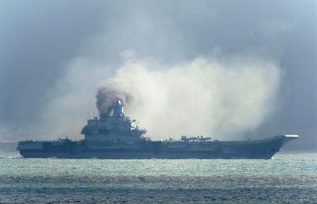 Ruská lo Admiral Kuzncov nkolik mil od Doveru.