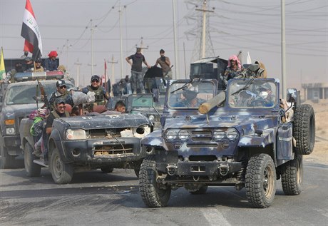 Federální policie ídí vojenské vozy bhem ofenzívy proti Islámskému státu.