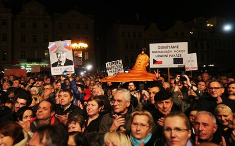 Účastníci akce zaplnili celé Staroměstské náměstí.