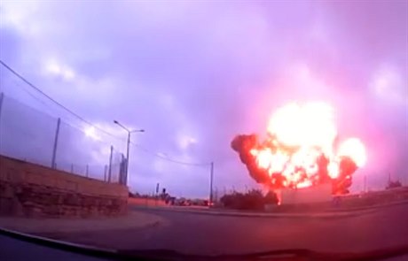 Výbuch letadla na Malt (snímek pochází z videozáznamu).