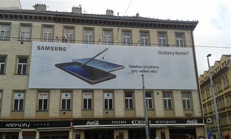 Velkoplošná reklama na telefon galaxy Note 7, který už společnost Samsung...