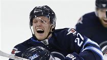 Hri Winnipeg Jets' Nikolaj Ehlers (27) a Patrik Laine (29) slav Lainv gl...