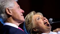 Hillary Clintonov s manelem Billem po zvren debat.