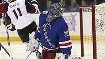 Zklaman glman Henrik Lundqvist v dresu New York Rangers po inkasovan glu od...
