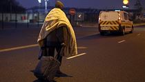Migranti jsou nuceni opustit migrantsk tbor v Calais