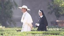 Jude Law a DIane Keaton v serilu Mlad pape.