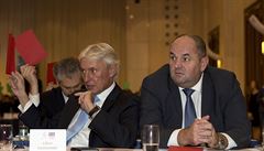 Zleva éf atletického svazu Libor Varhaník a pedseda fotbalové asociace...