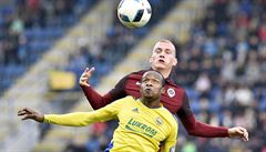 MOL Cup: FC Fastav Zlín - AC Sparta Praha. Zleva Dame Diop ze Zlína a Daniel...