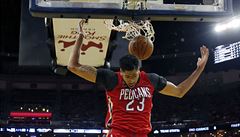 Anthony Davis (23) dává dva ze svých padesáti bod.