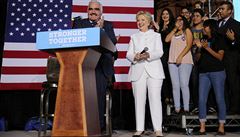 Mexický zpvák Vicente Fernandez pedstavuje Hillary Clintonovou na selosti po...