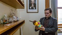 Zdenek �kromach si balil v�ci ve své kancelá�i.
