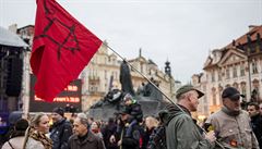 Na Staromstské námstí v Praze lidé ekají na zahájení akce oslav 28. íjna,...