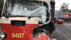 V Modřanech se srazila tramvaj s nákladním autem, zasahovali hasiči ze čtyř stanic