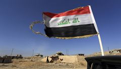 Irácká vlajka pi bojích o vesnice kolem msta Mosul