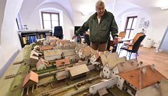 Modelář pracuje na modelu nejstarší třebíčské čtvrti Stařečka