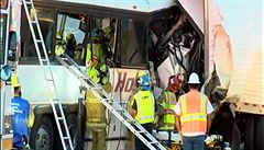 Zasahující hasii u havárie autobusu v amrické Kalifornii