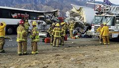 Zasahující hasiči u havárie autobusu v americké Kalifornii