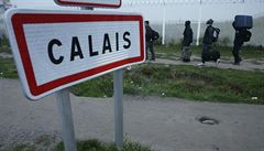 Migranti jsou nuceni opustit migrantský tábor v Calais