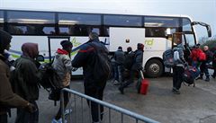 Ztarasy migrant na silnici u Calais maj prvn ob. Je j polsk idi
