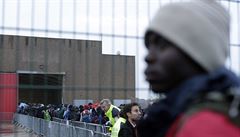 Migranti jsou evakuováni z dungle v Calais. Tábor má být zlikvidován.
