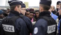 Migranti jsou evakuováni z dungle v Calais. Tábor má být zlikvidován.